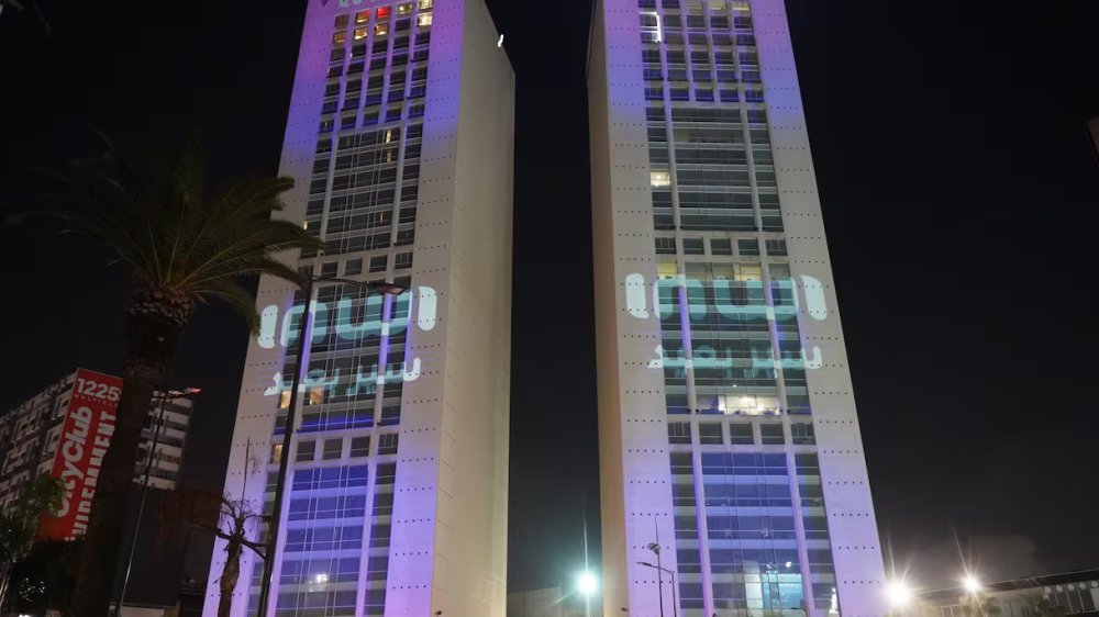 Inwi dévoile son nouveau slogan “Sir B3id” à travers un show lumineux sur les façades des Twin Center